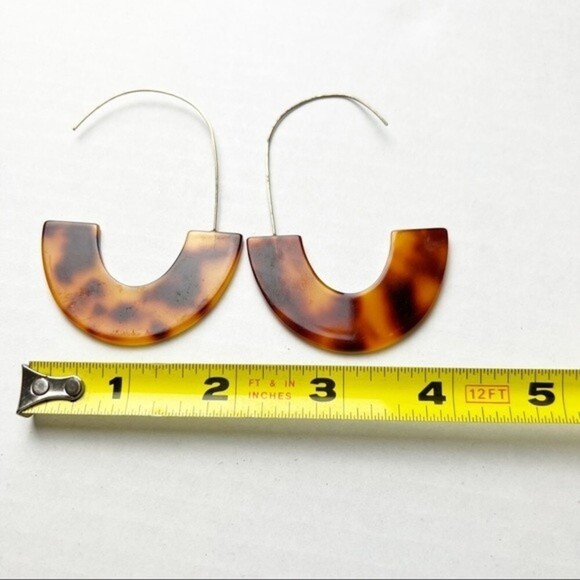 LIGHTWEIGHT Tortoiseshell Resin and Metal Earrings - Picture 3 of 7
